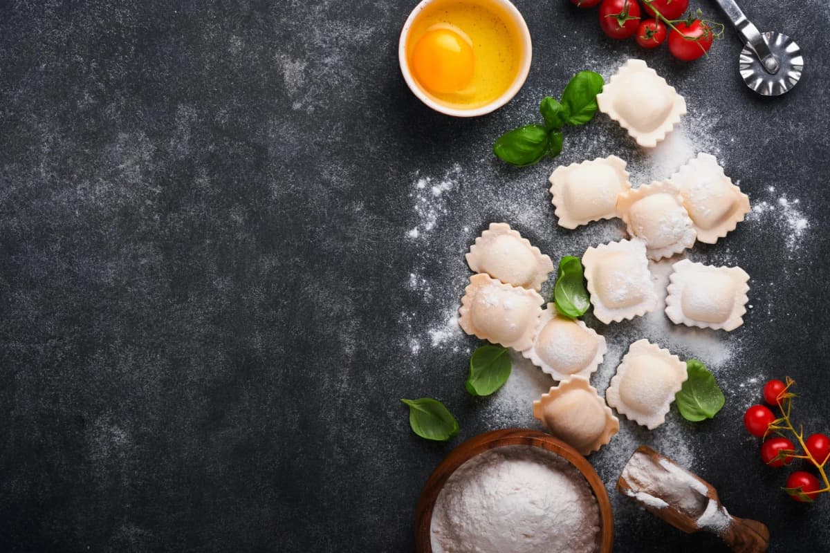Ravioles artesanales frescos con harina y albahaca — Pastas Tutto Bene