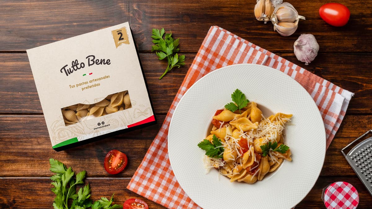 Caja de fideos Tutto Bene con plato de caracolitos artesanales